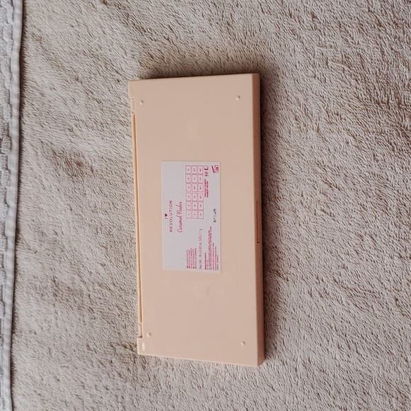 I Heart Revolution Caramel Nudes Palette - Picture 2 of 6